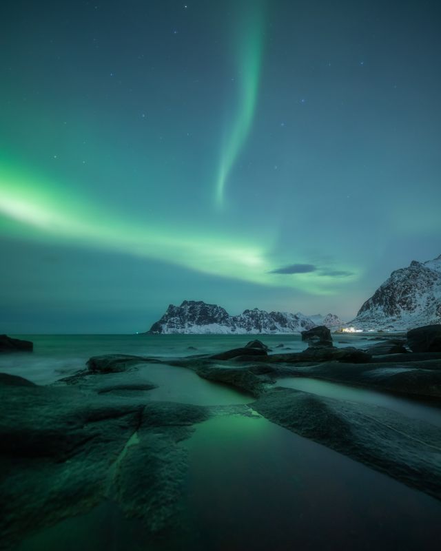 Despite the windy conditions at Uttakleiv beach in Lofoten last Friday, I persevered and waited for three hours to catch a glimpse of the elusive northern lights. And let me tell you, it was worth it! The display was absolutely breathtaking. 

#northernlights #lofoten #uttakleivbeach #aurora #windybutworthit