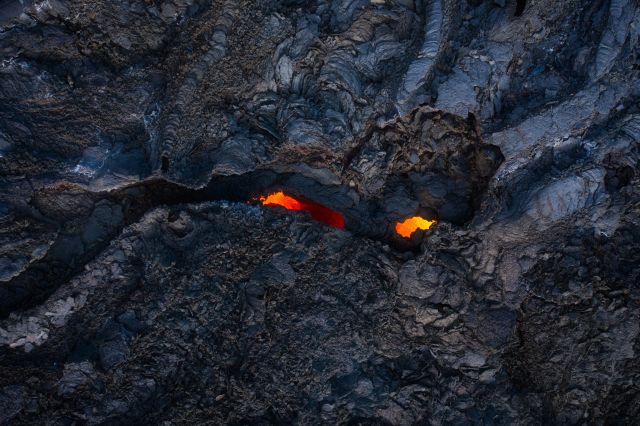 - Fiery eyes -
Underground lava flows in Iceland
#drone #lava #lavatunnel #iceland #mavic3cine #djiglobal #volcano